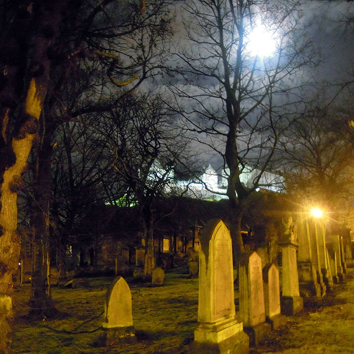 GT-ES Edinburgh: 2-Hour Nighttime Ghost Tour - Spanish Tour Guide