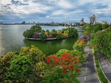 Hanoi City: War History, Train Street & Street Food Tour