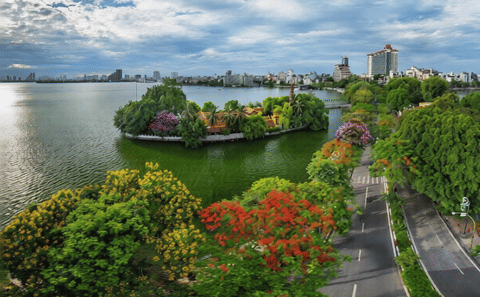 Hanoi City: War History, Train Street & Street Food Tour
