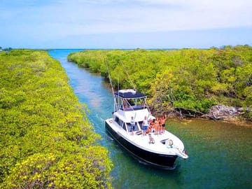 Discover the Roatan northshore, snorkeling & local village