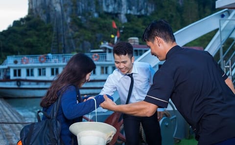 Day Trip to Halong Bay with Cruise, Kayaking, and Lunch