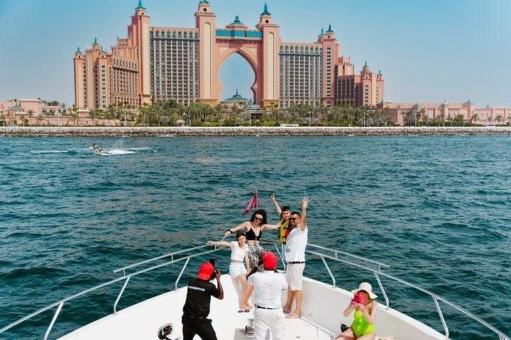 Dubai: Luxury Shared Yacht Tour with Breakfast or BBQ – Explore Iconic Dubai from the Sea
