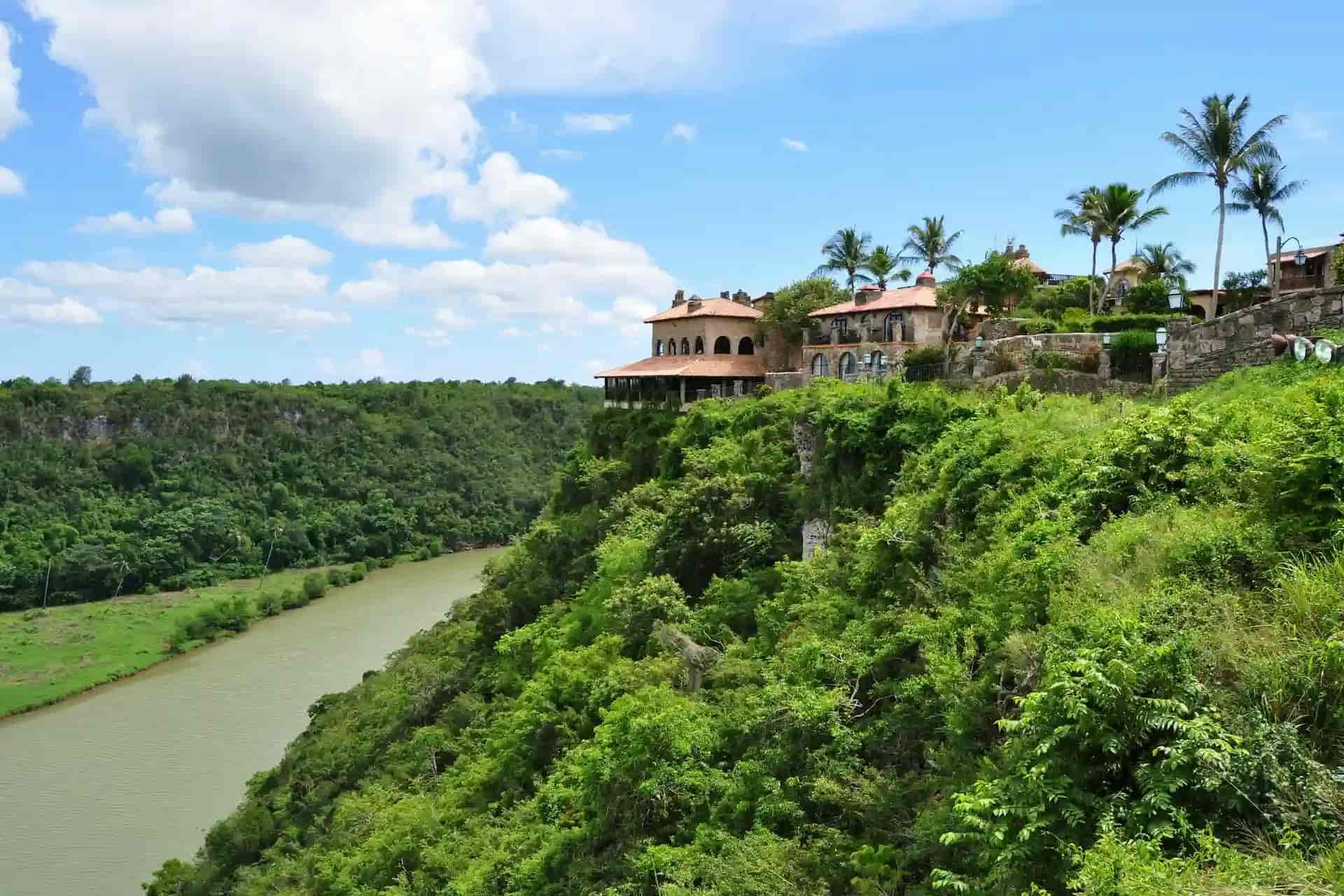 Vista panorámica de Altos de Chavón en lo alto del río Chavón, La Romana