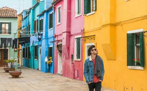 Professional Photoshoot Walking Tour in Burano, Venice