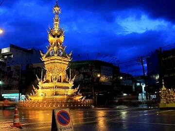 Chiang Rai Night Bazaar Dinner and Trishaw Ride Tour