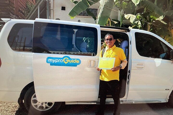 Tourists experiencing a guided Cambodia itinerary from Phnom Penh to Angkor Wat