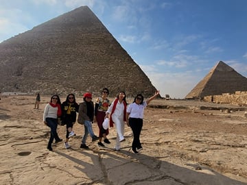 Giza Pyramids Tour with Breakfast or Lunch at 9 Lounge