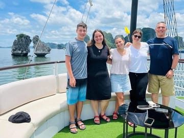 LIGHT CRUISE - Halong Luxury Day Cruise - SMALL GROUP - BEST CARE