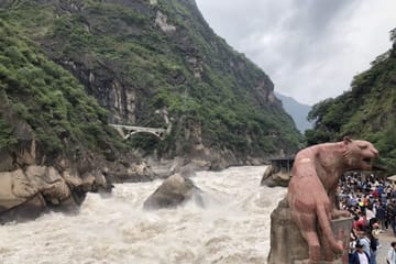 Tiger Leaping Gorge Hiking Tour from Lijiang in Yunnan