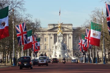 Westminster Abbey, Big Ben & Buckingham Palace Tour in London