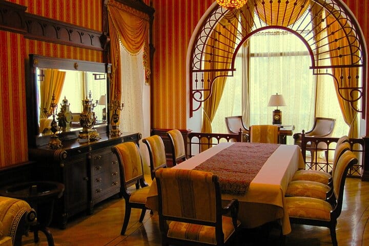 Villa_Petrolea_Dining_room_Oil_boom_