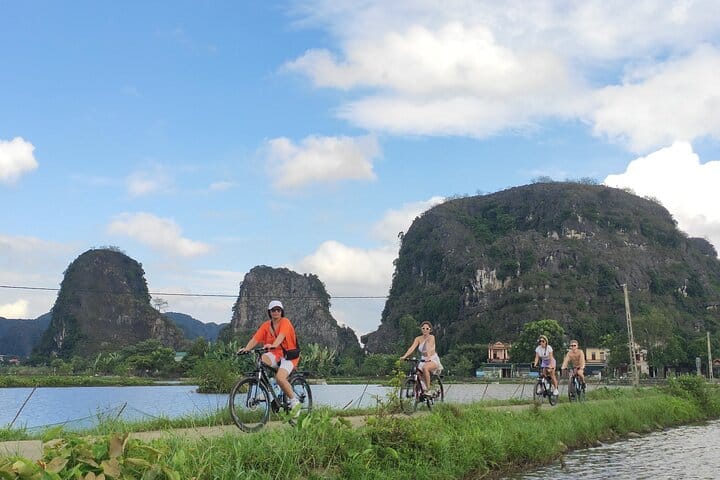 1 Day Ninh Binh Guided Tour from Hanoi by Limousine (Group of 9)