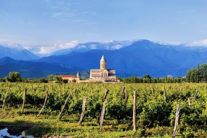 4 Full days in Georgia with private tour, free aiport