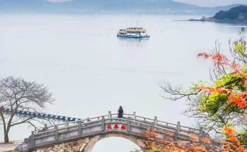 Taihu Lake Ferry Tour and Taihu Fairy Isle Experience
