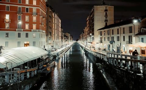 Professional Photoshoot Tour in Milan's I Navigli Canals