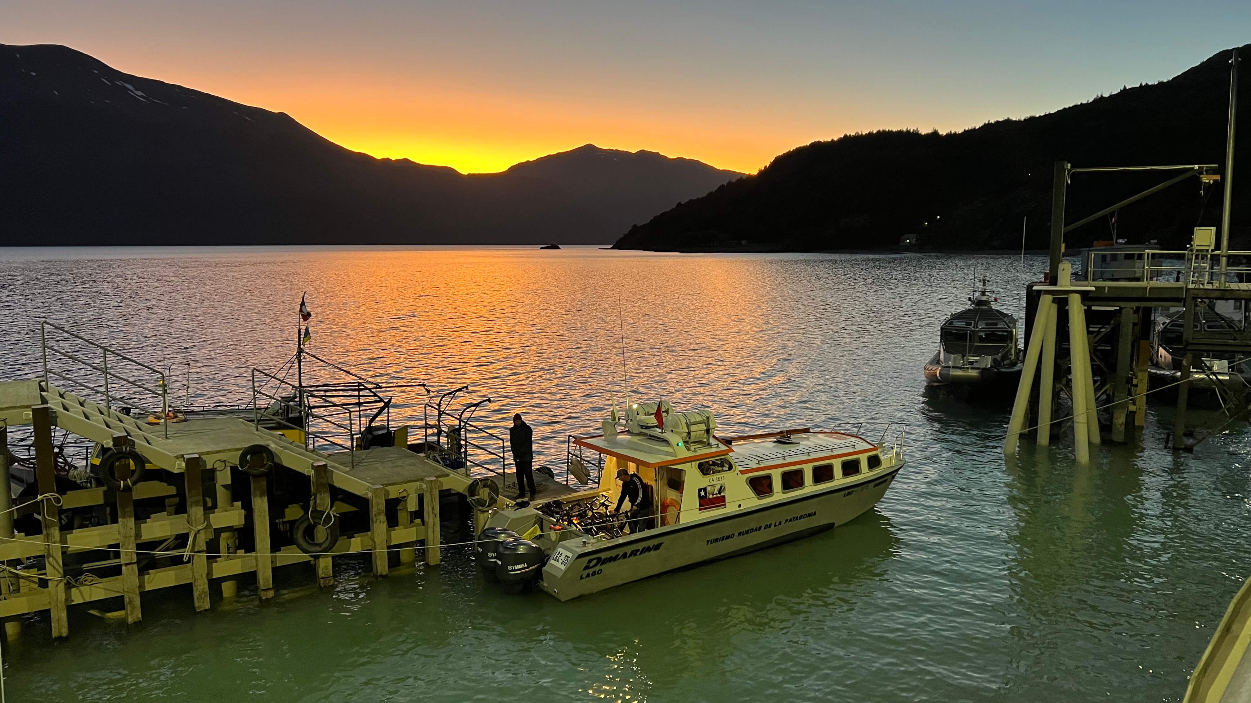 Amanecer al Fin de la Carrera Austral en el Lago O'Higgins - KM 1247