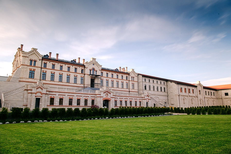 Castle's Mimi Gardens & Interiors