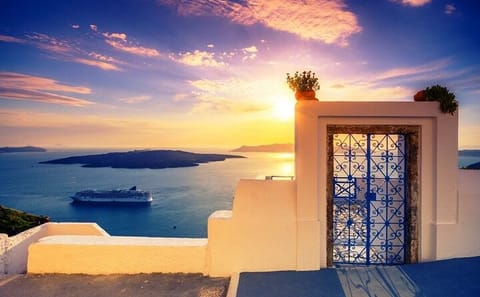 Santorini Private Tour: Akrotiri Ruins and Wine Tasting