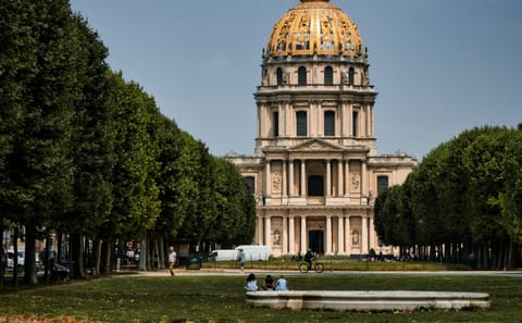 Professional Photoshoot in Jardin des Tuileries, Paris