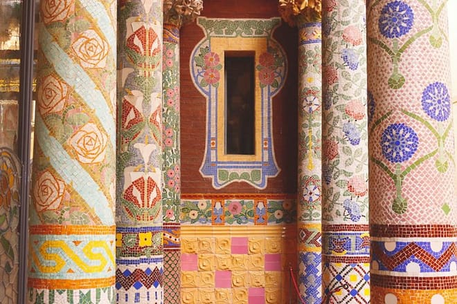 Barcelona Highlights and Secrets. Private Tour with a tapa &amp; drink included
