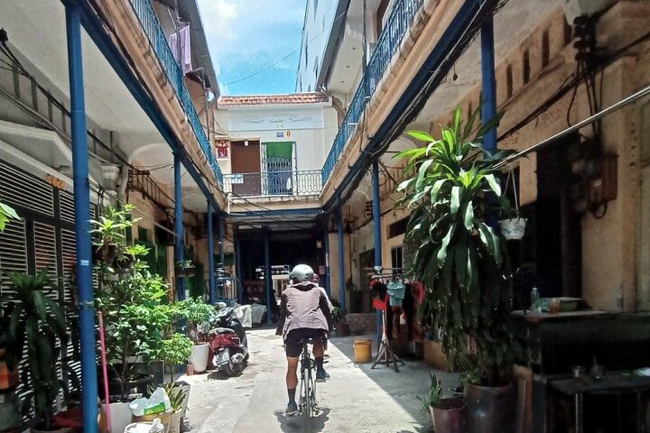 Half Day Back Alleys Expedition in Saigon by Bike