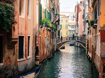 Venice Guided Pub Crawl with VIP Entry and Free Shots