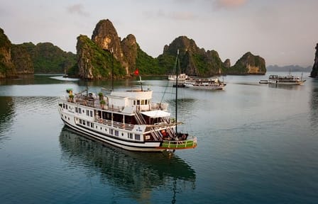 Deluxe 2-Day Bai Tu Long Bay Cruise with Kayaking and Caves