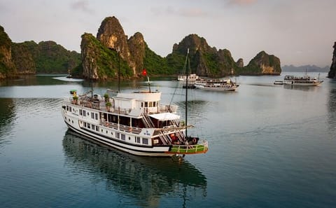 Deluxe 2-Day Bai Tu Long Bay Cruise with Kayaking and Caves