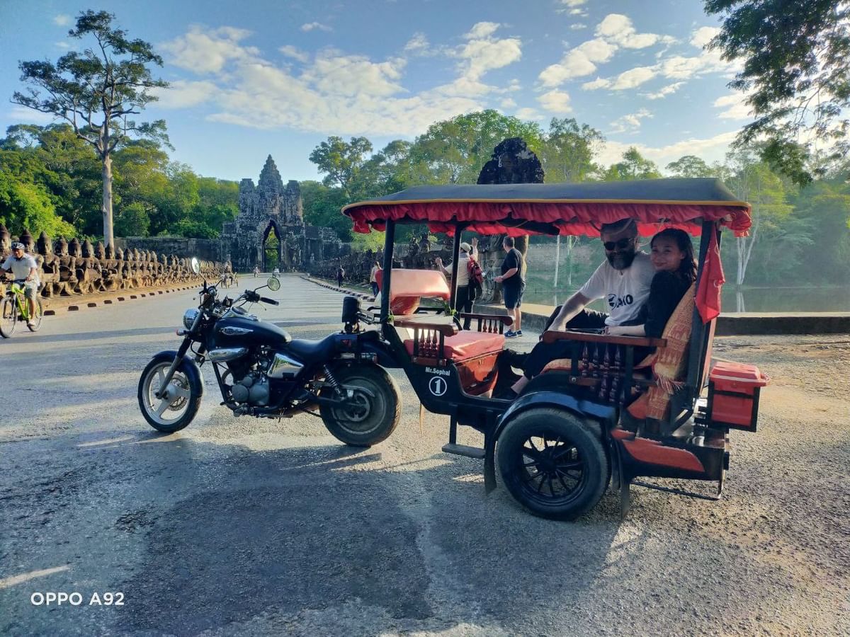 Private Angkor Wat Tuk-Tuk Tour with Sunrise, Sunset & Local Markets
