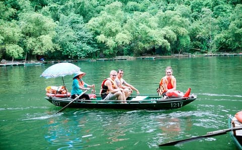 Full-Day Bike and Bus Tour of Ninh Binh's Hoa Lu and Mua Cave