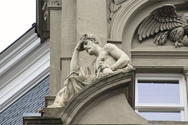 A hidden statue to discover during City Detective Amsterdam by Qugato