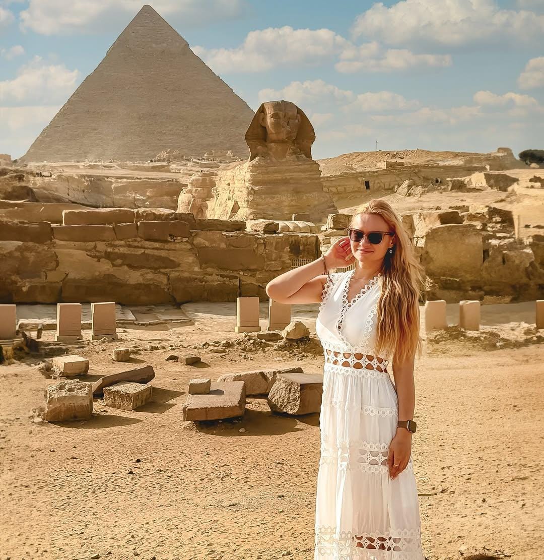 Visitor capturing Sphinx photography Egypt at Giza plateau.