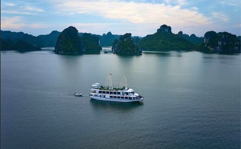 Halong Bay Day Tour with 5-Star Cruise and Caves Exploration
