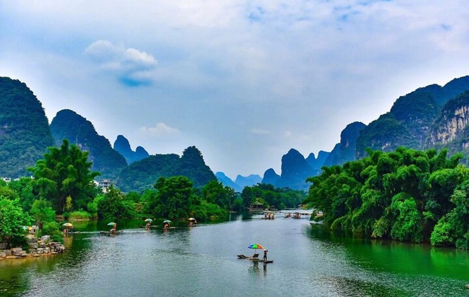 Guilin 1-Day Tour: Reed Flute Cave, Bamboo Boat Ride, Night Show