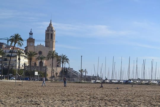 Private Sitges Tour with Wine Tasting, Chocolate & Local Lunch