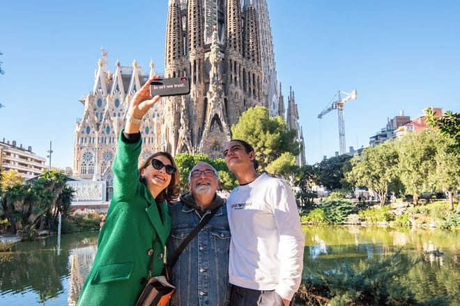 Sagrada Familia guided tour with Skip the line ticket