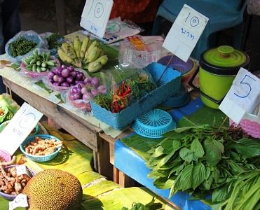 In weekends you can also visit the floating market of Bangnaphueng