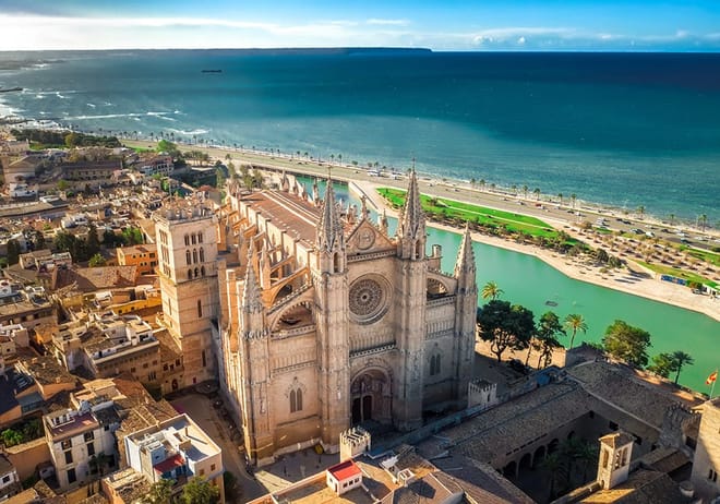 Authentic Palma: Cathedral, historic streets and free time