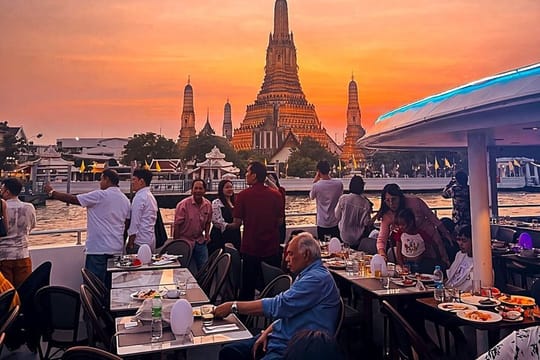 Discover Bangkok: Culture, Michelin Street Food & Evening Cruise