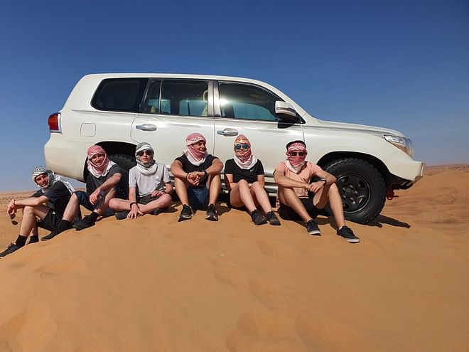 Safari mágico por el desierto al atardecer en Dubái: recorridos por las dunas, paseos en camello y entretenimiento en vivo bajo las estrellas»
