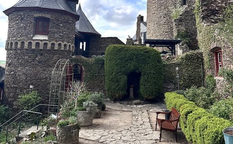 Private Thurant Castle Tour with Transport from Koblenz