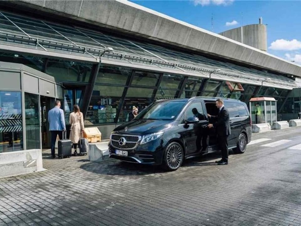 Keflavik Airport One Way Private Transfer To or From Reykjavik — Hyper Taxi
