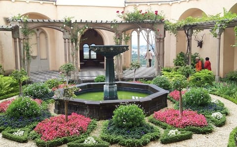 Private Tour of Stolzenfels Castle in Koblenz with Transfers