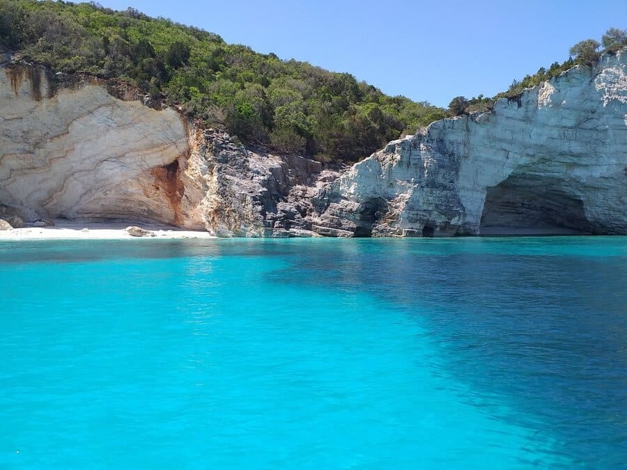 Acque turchesi cristalline lungo le spiagge nascoste di Cefalonia, perfette per nuotare e rilassarsi