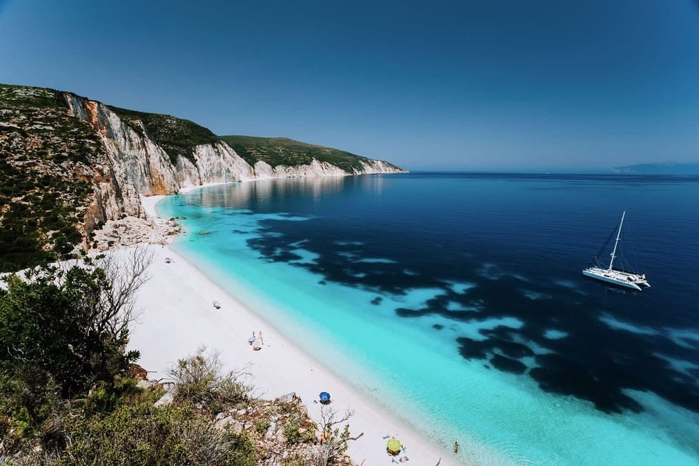 Veduta aerea della spiaggia di Fteri a Cefalonia, con acque turchesi e scogliere bianche