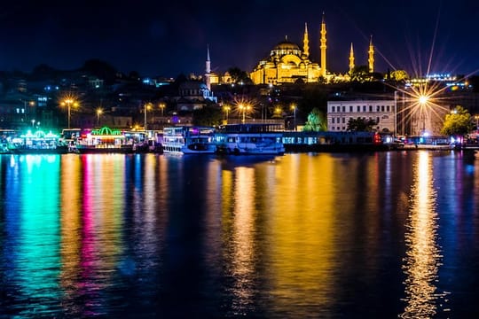 Istanbul: Bosphorus Dinner Cruise with Folk Dance and Live Performances