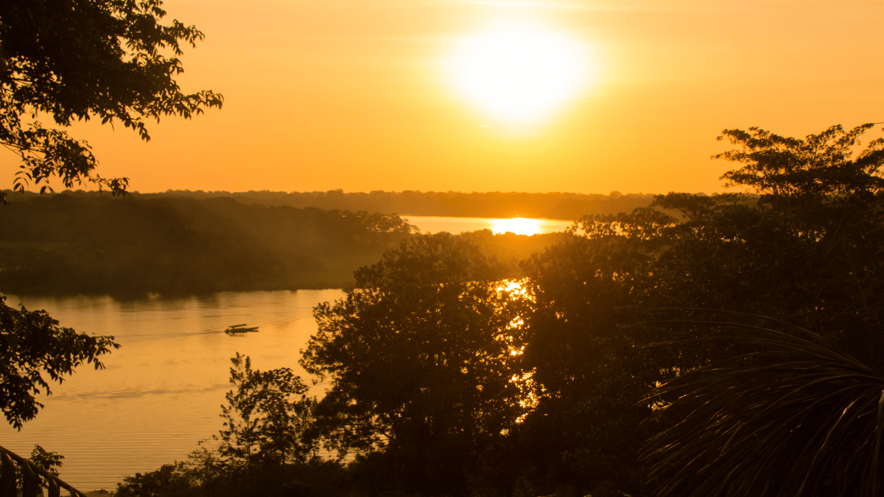 La Serenidad del Río en el Amazonas 7