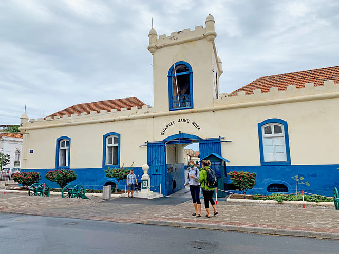 Recorrido a pie por Praia: mercados locales y edificios históricos