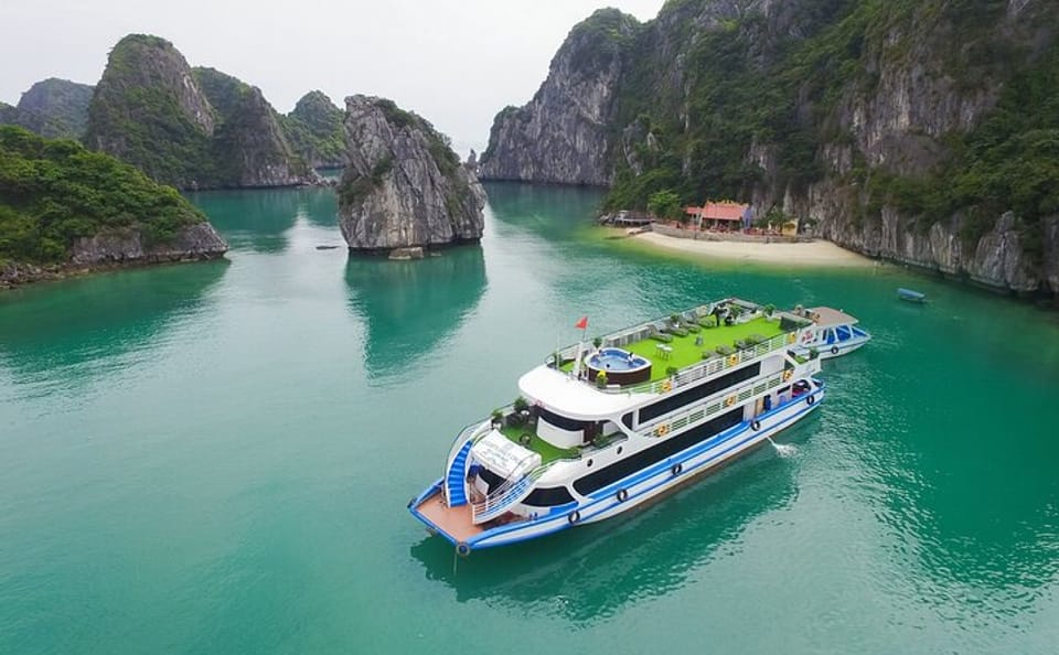 Luxury 1-Day Ha Long Bay Cruise with Buffet Lunch and Island Visit