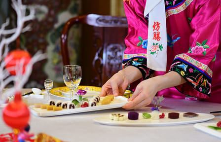Walking Tour: Jingshan Hill, Beihai Park and Old Beijing with Imperial Lunch/Dinner